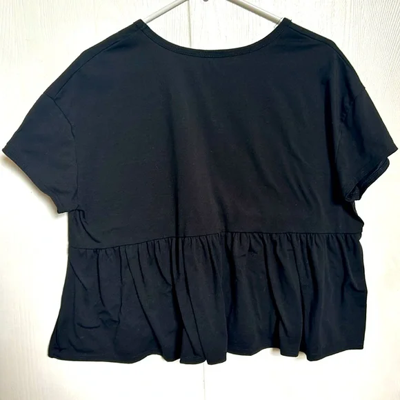 Black woman’s cute flowy top - Picture 2 of 2